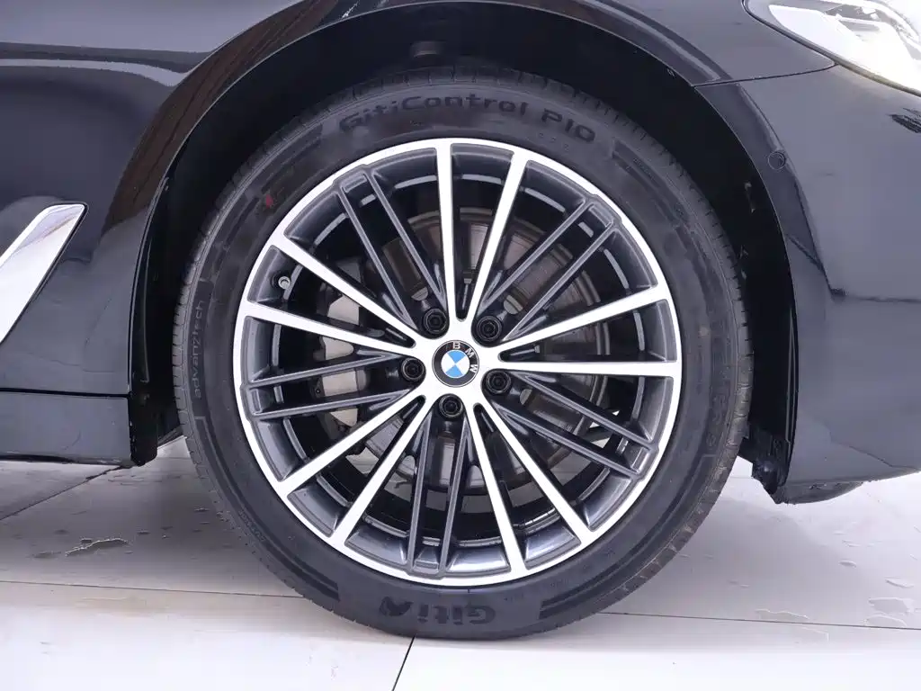 BMW 5 Series — миниатюра 6