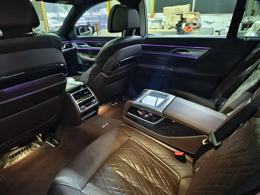 BMW 7 Series — миниатюра 6