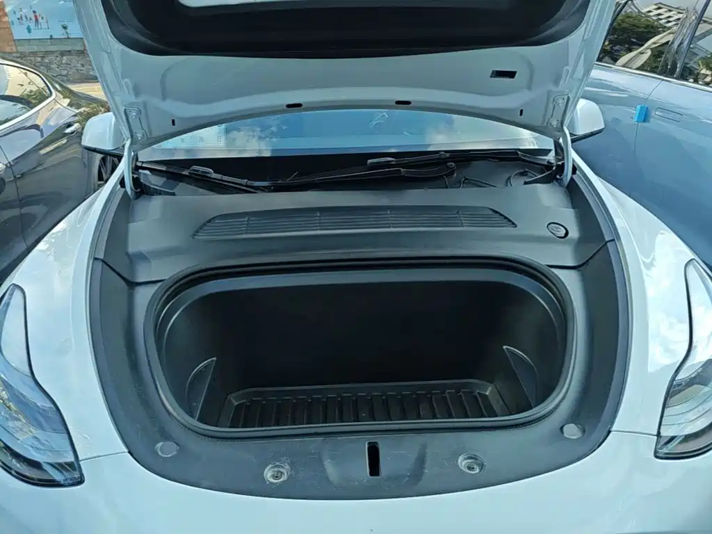 Tesla Model Y — миниатюра 20
