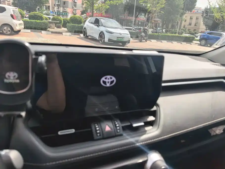 Toyota RAV4 — миниатюра 13