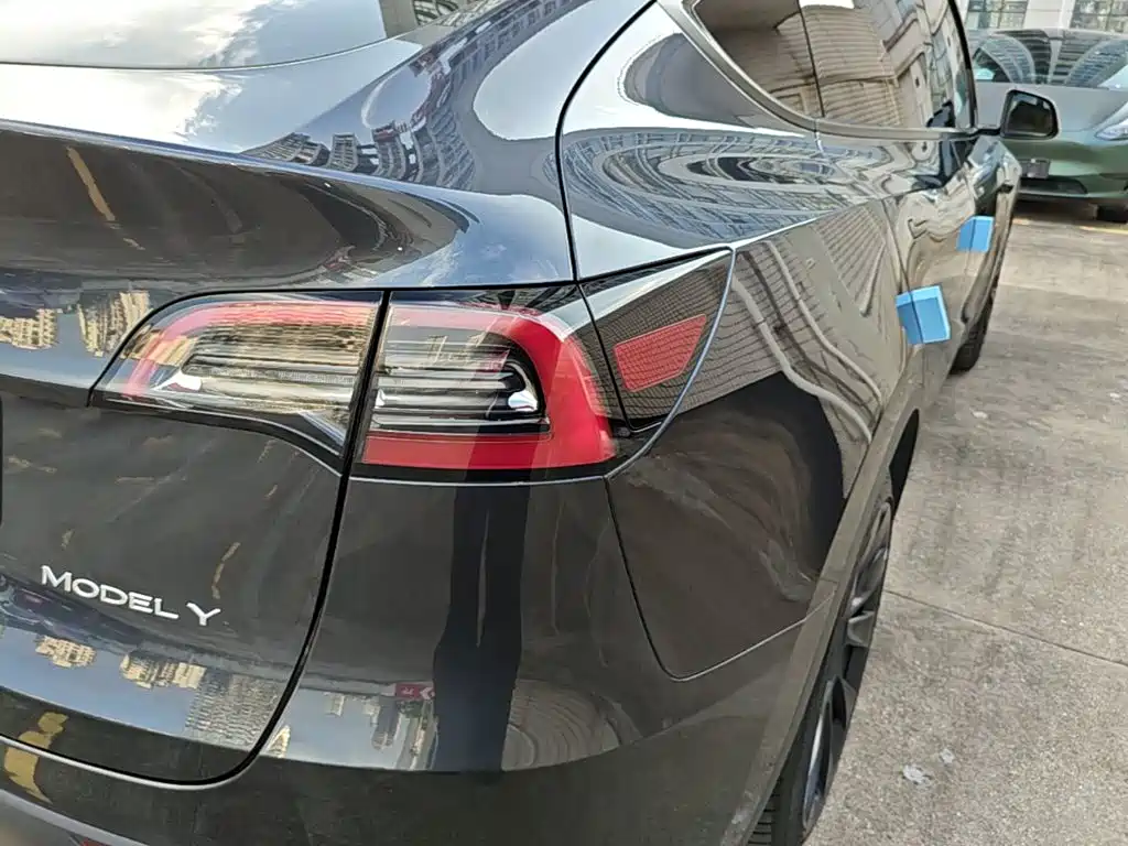 Tesla Model Y — миниатюра 25