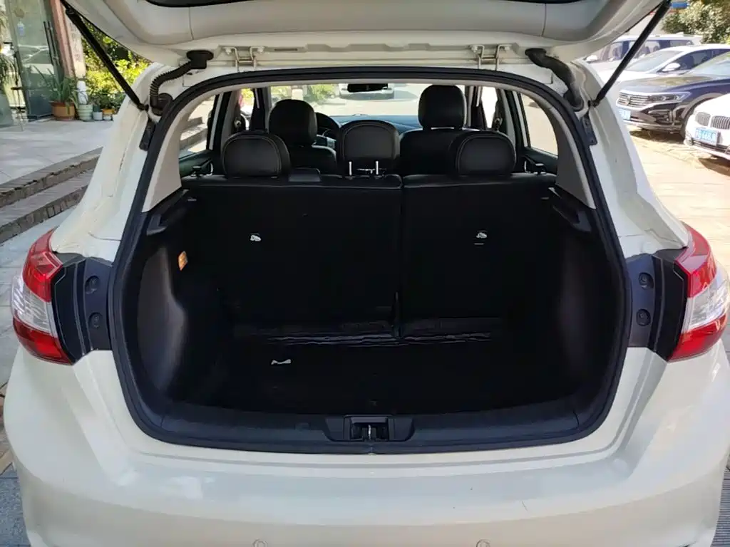 Nissan Tiida — миниатюра 19