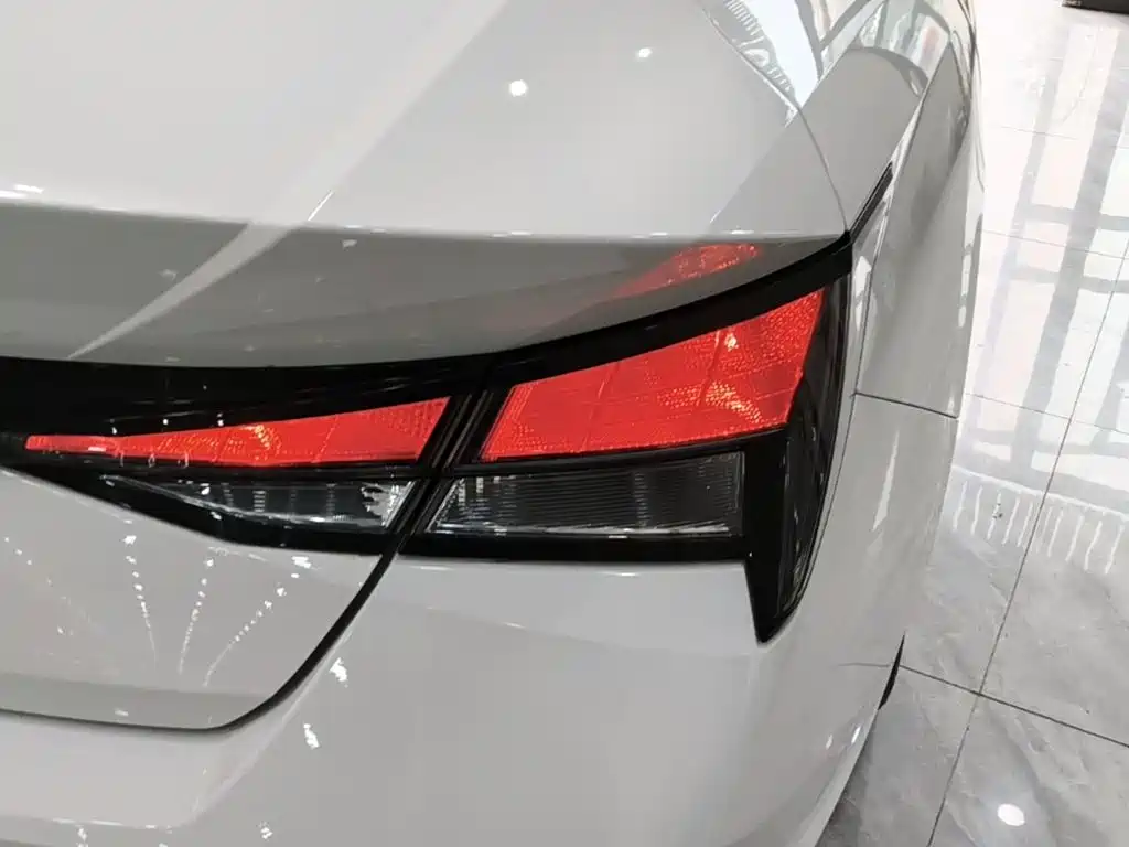 Hyundai Elantra — миниатюра 8