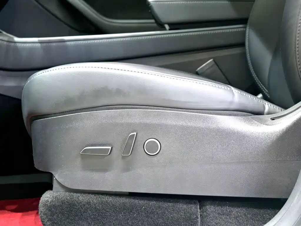 Tesla Model Y — миниатюра 11