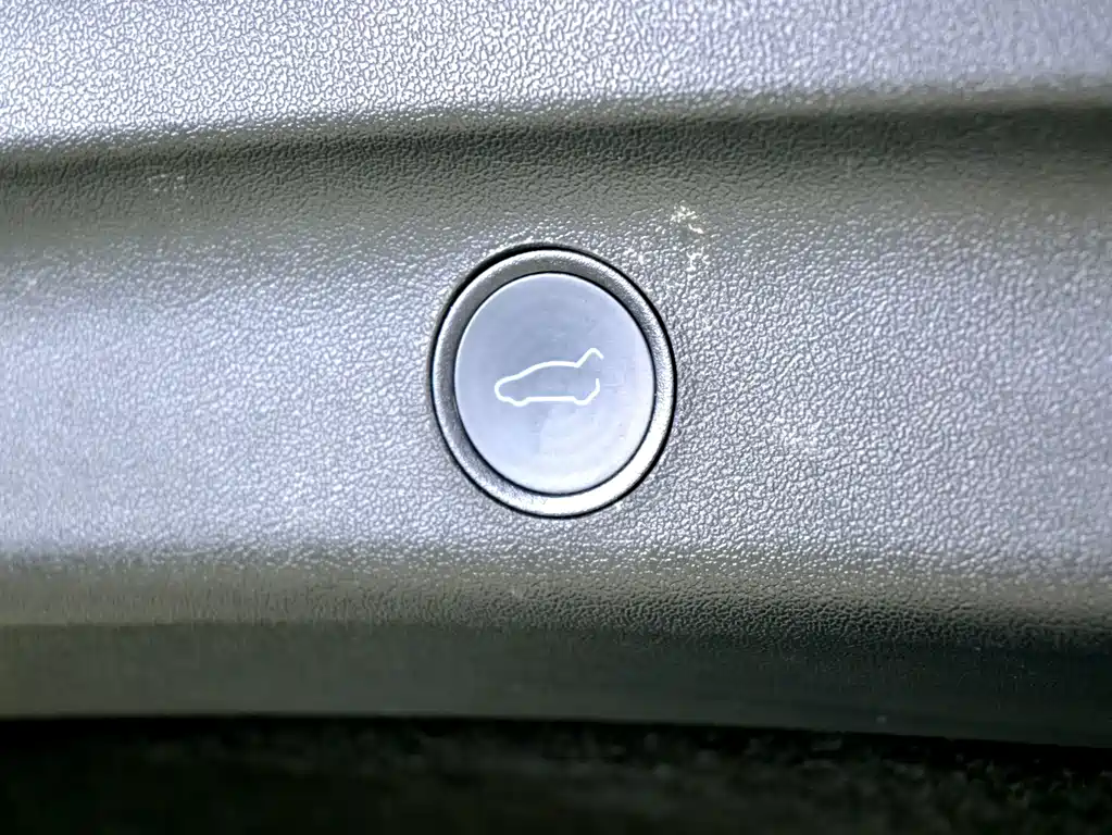 Tesla Model Y — миниатюра 14
