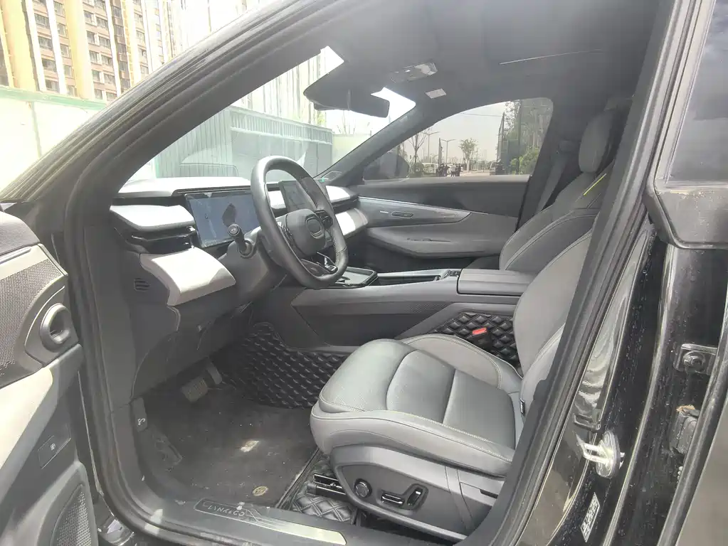 Lynk & Co 08 EM-P 2025 245km Pro