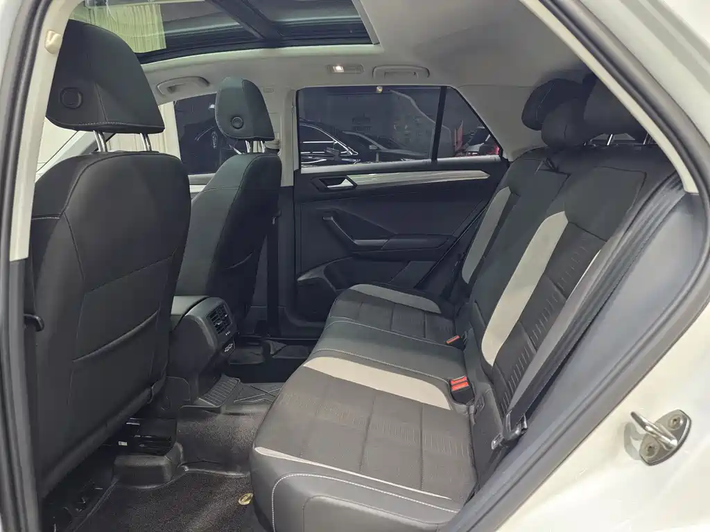 Volkswagen T-Roc — миниатюра 17