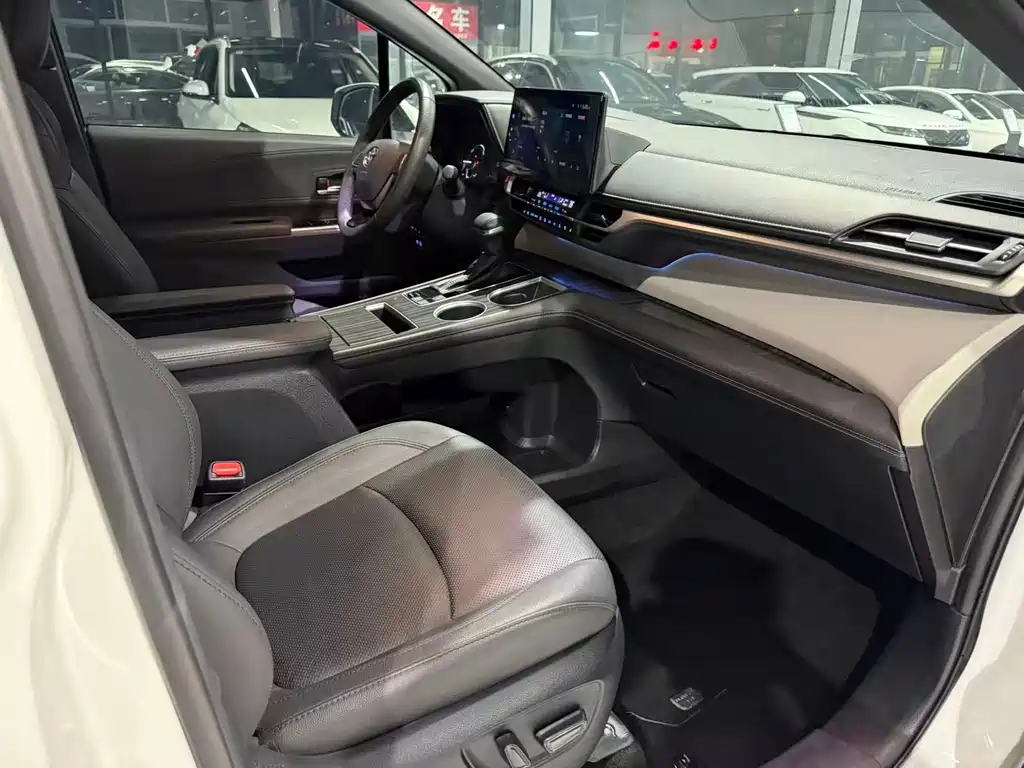 Toyota Granvia — миниатюра 7
