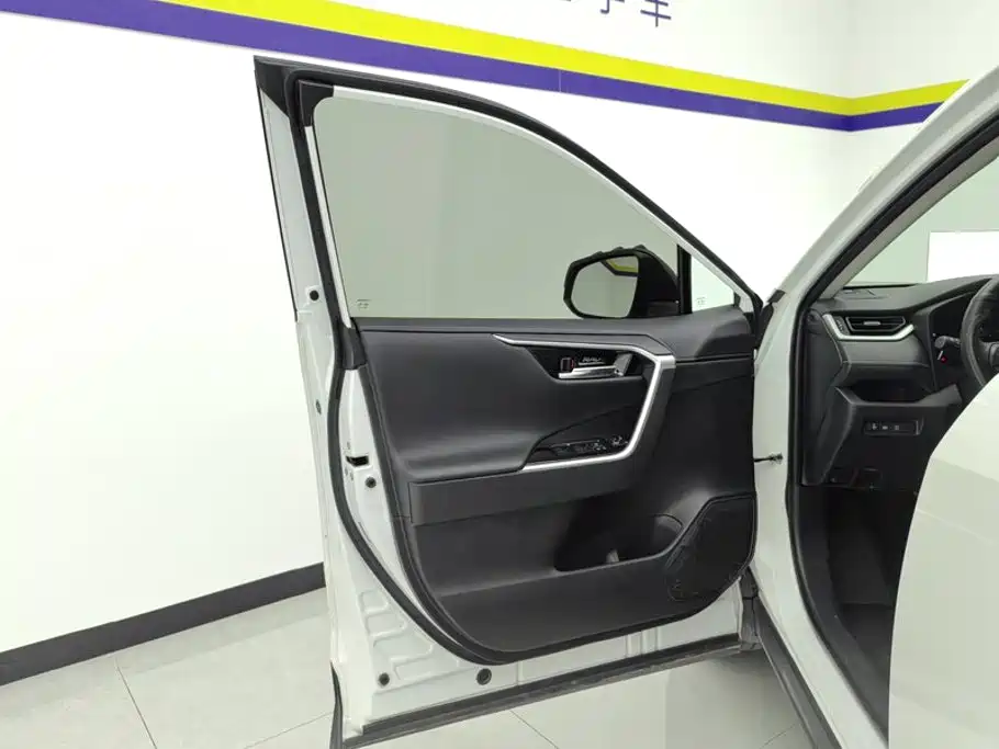 Toyota RAV4 — миниатюра 7