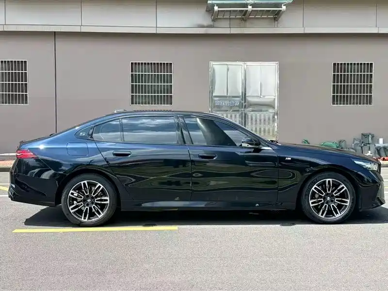 BMW 5 Series — миниатюра 3