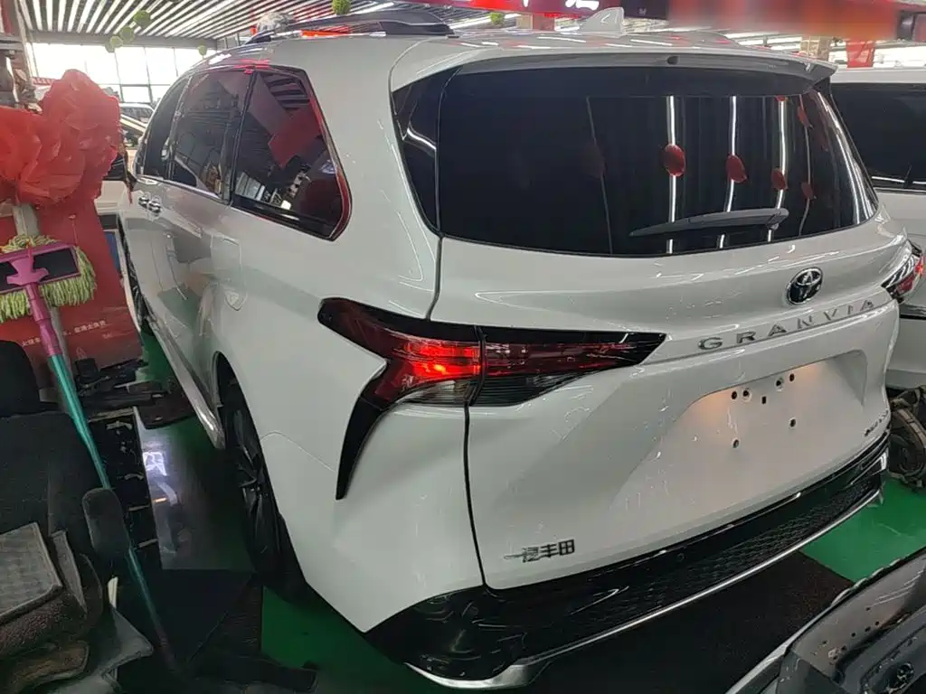 Toyota Granvia — миниатюра 5