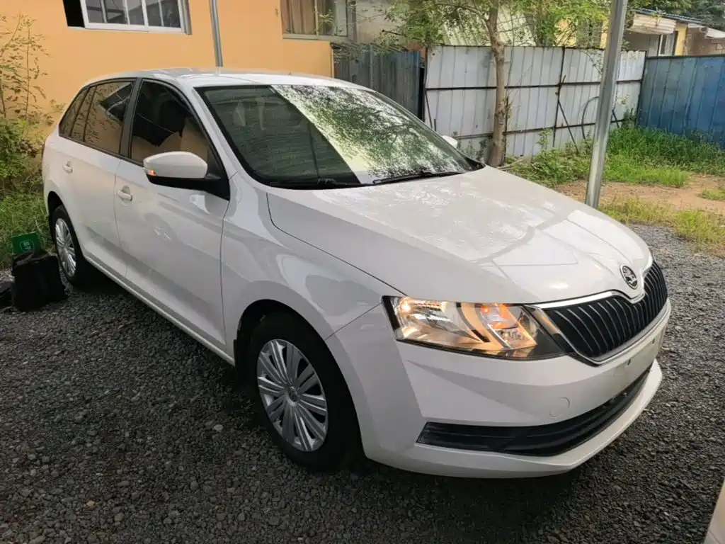 Skoda Rapid Spaceback — миниатюра 4