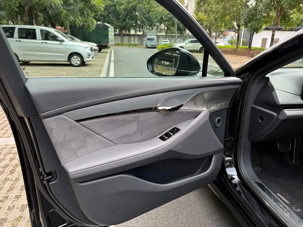 VOYAH LANTU CHASING LIGHT