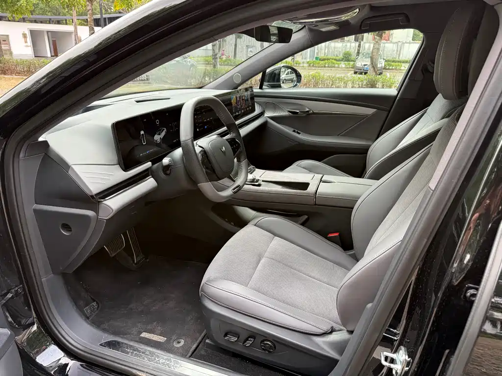 VOYAH LANTU CHASING LIGHT