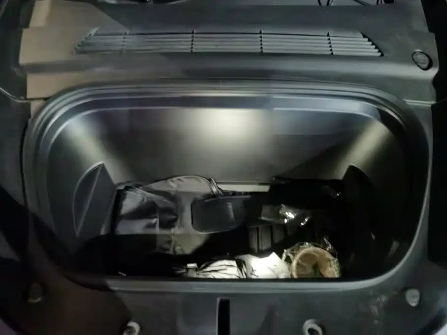 Tesla Model Y — миниатюра 10
