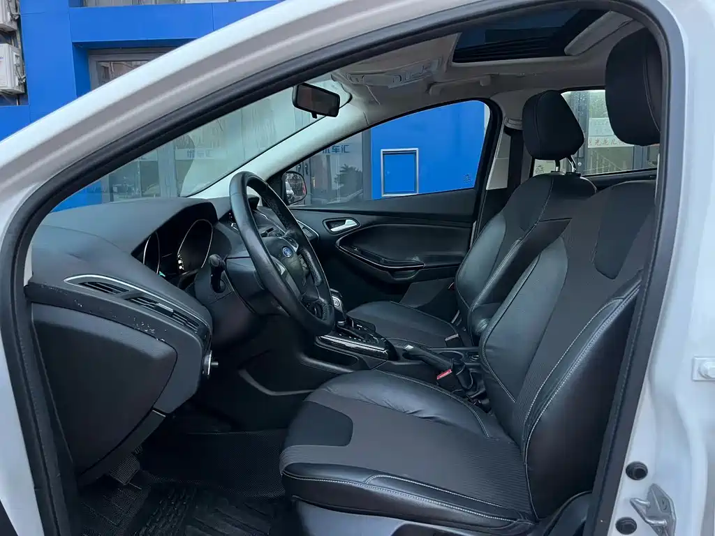 Ford Focus 2012 1.6L AT