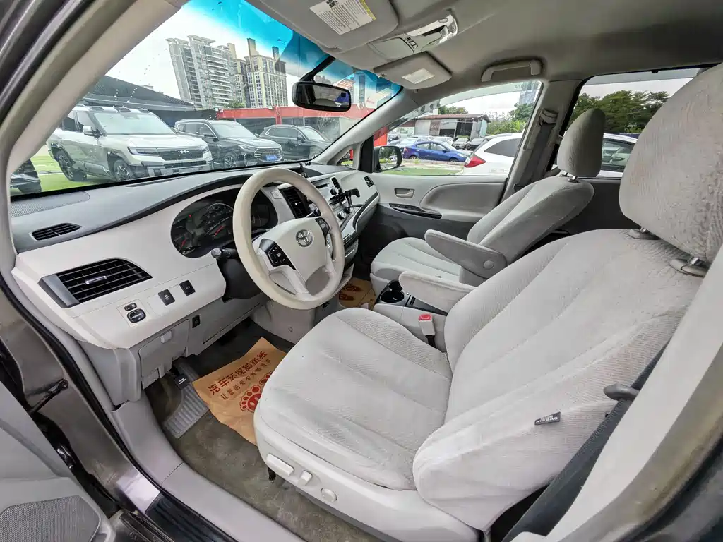 Toyota Sienna — миниатюра 9
