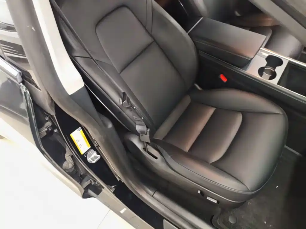 Tesla Model Y — миниатюра 25