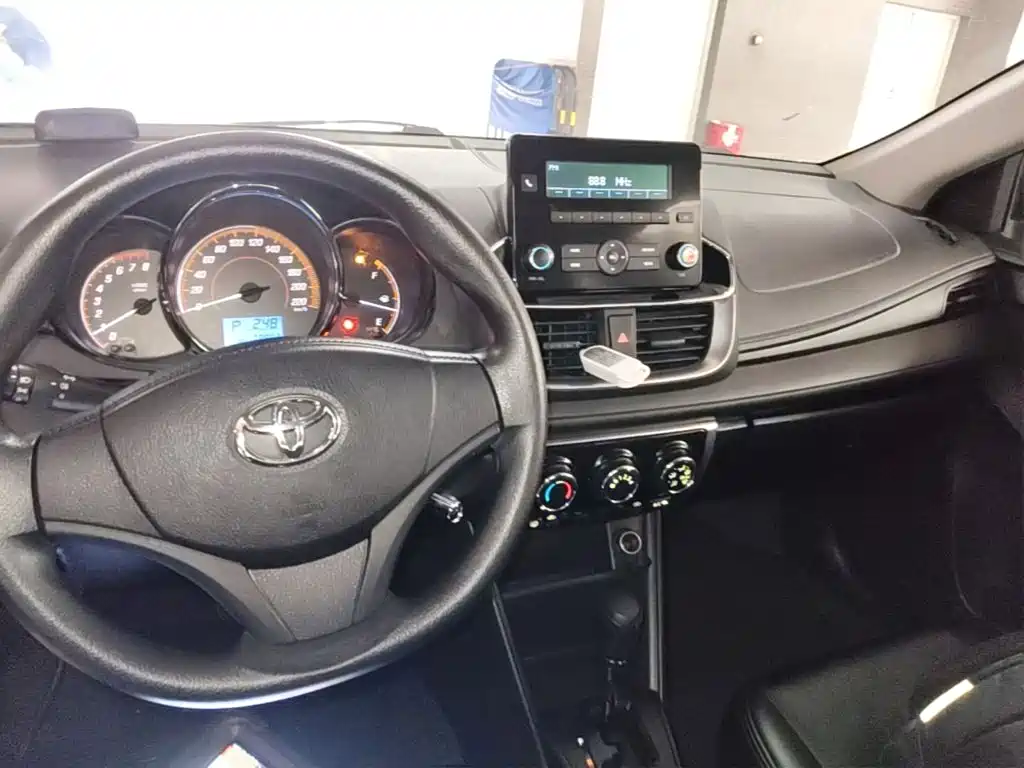 Toyota Yaris L — миниатюра 10