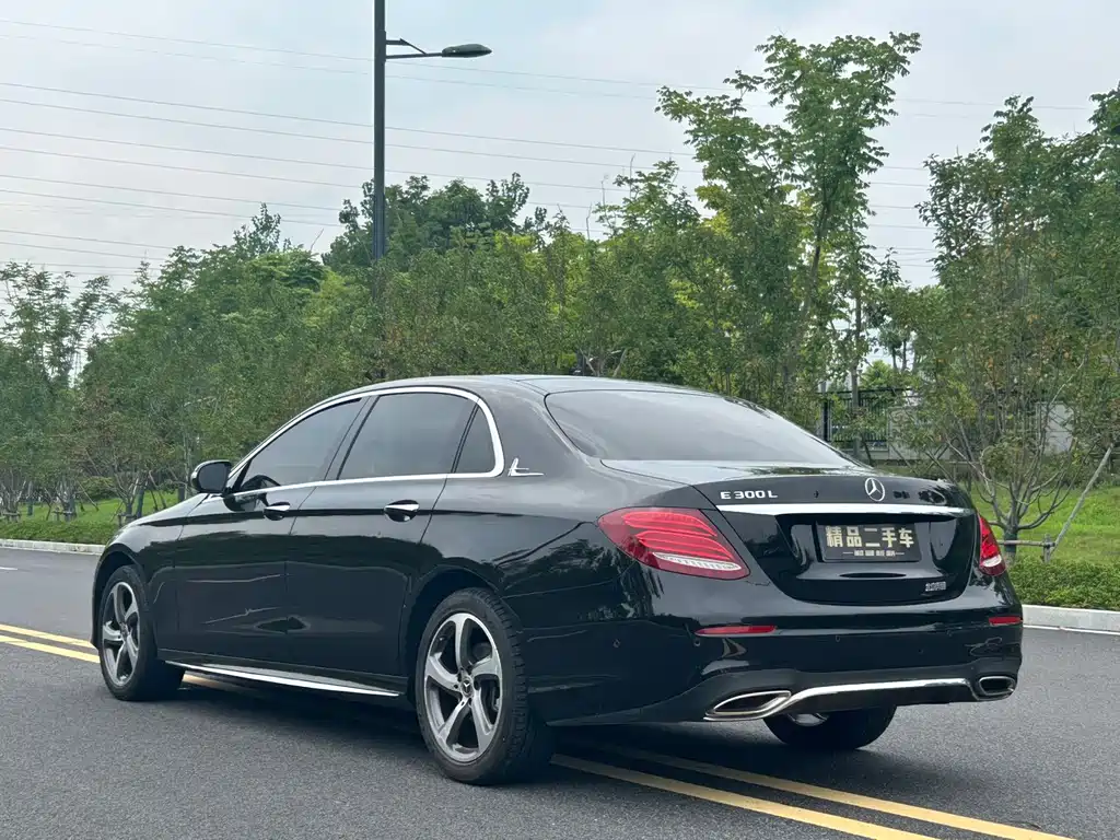 Mercedes-Benz E-Class — миниатюра 6