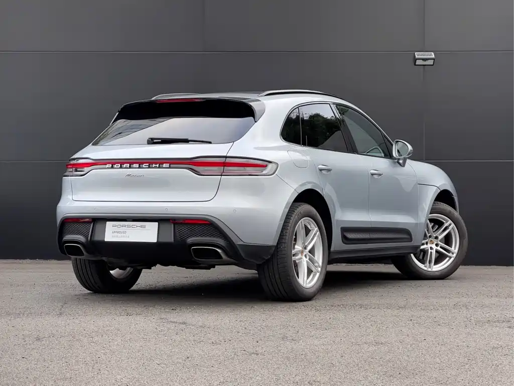 PORSCHE MACAN