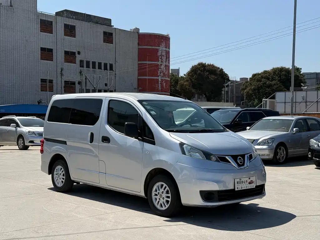 NISSAN NV200