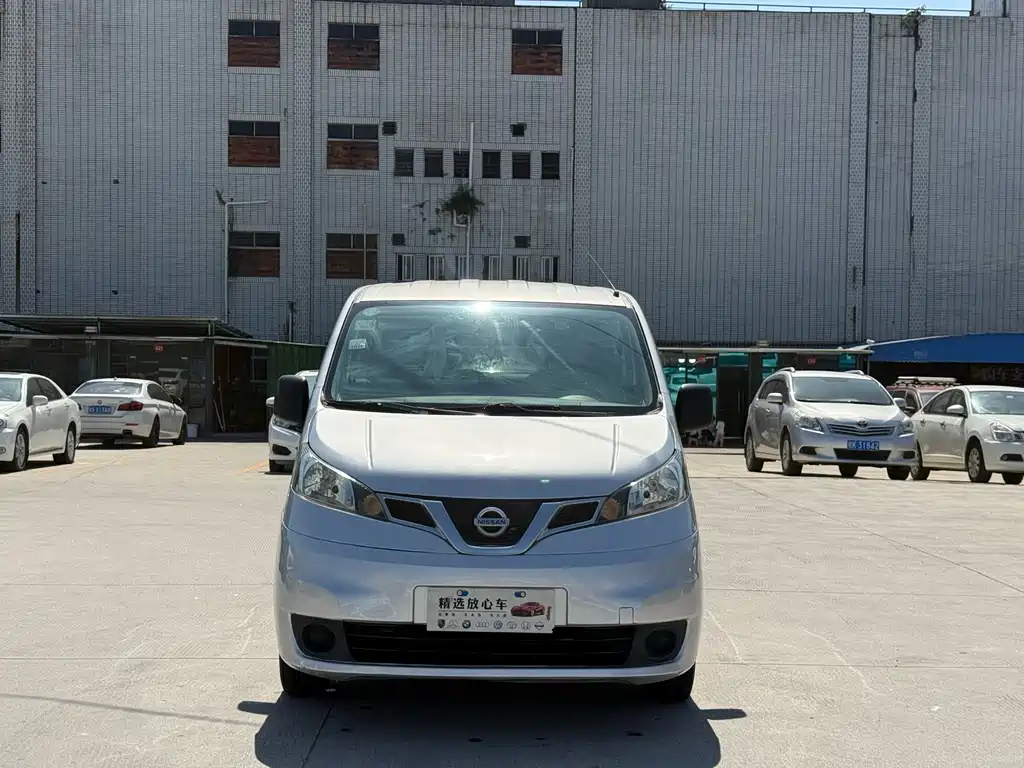 NISSAN NV200