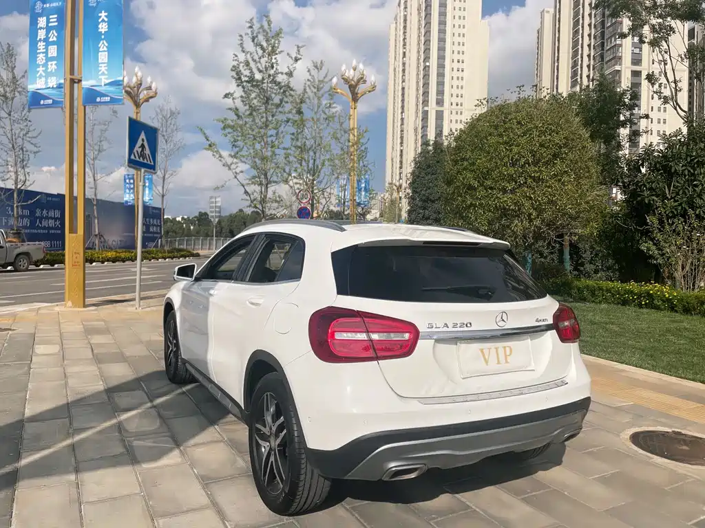 MERCEDES-BENZ GLA