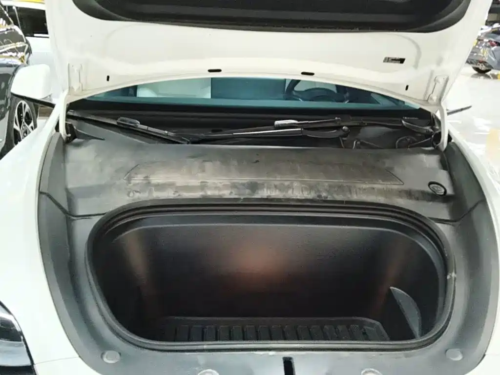 Tesla Model Y — миниатюра 20