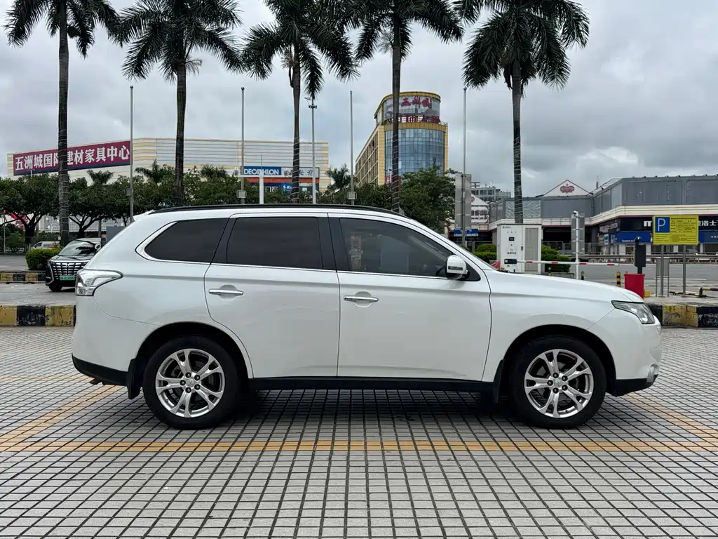 Mitsubishi Outlander (Import) — миниатюра 4