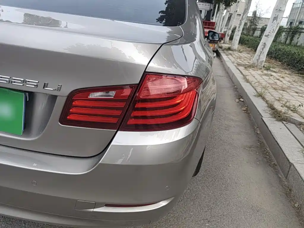 BMW 5 Series — миниатюра 8