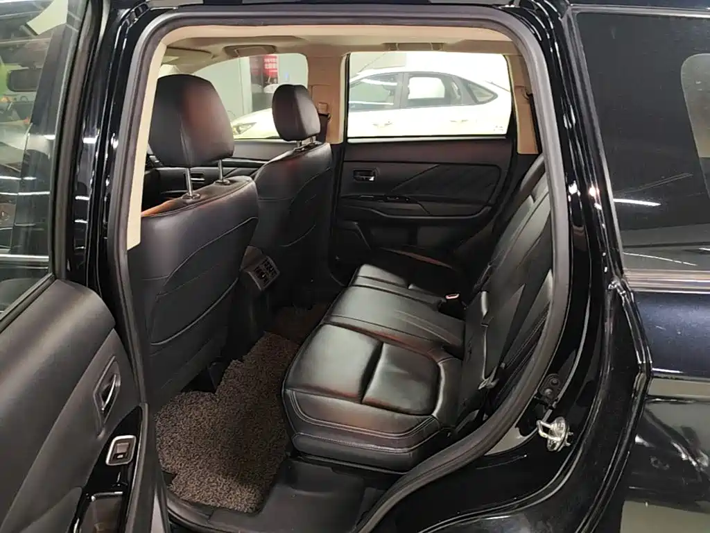 Mitsubishi Outlander — миниатюра 17