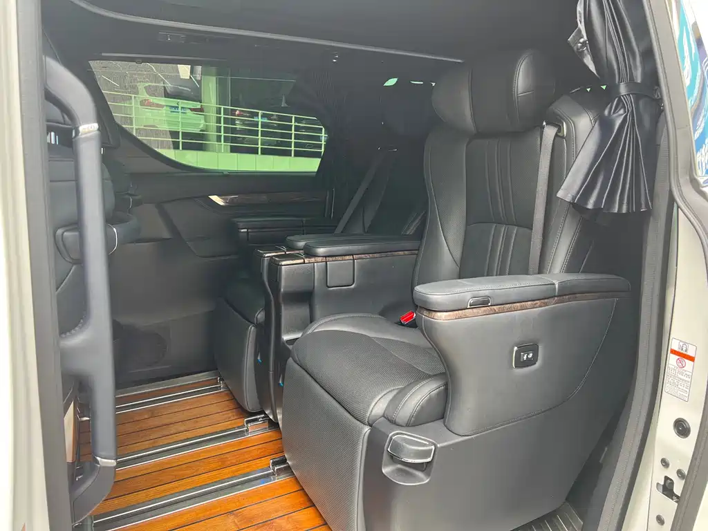 Toyota Vellfire — миниатюра 4