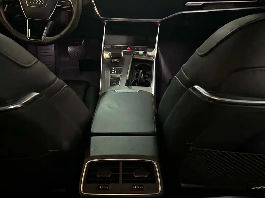 Audi A6L 2021 Черный из Китая
