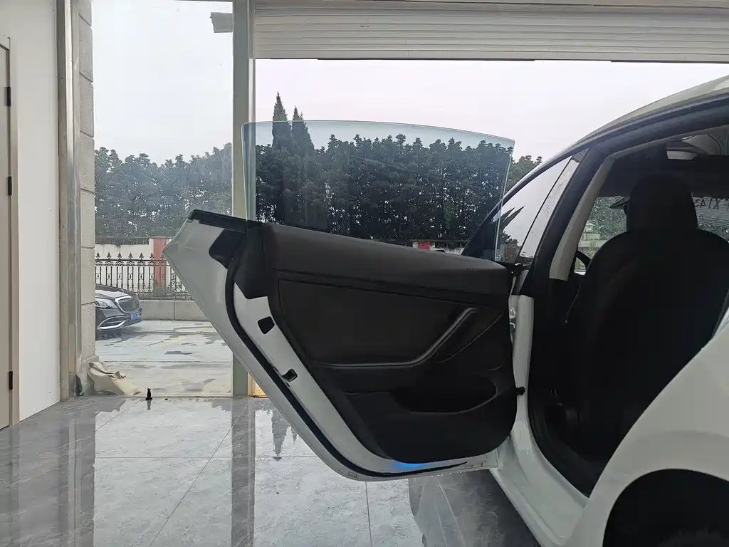 Tesla Model 3 — миниатюра 9