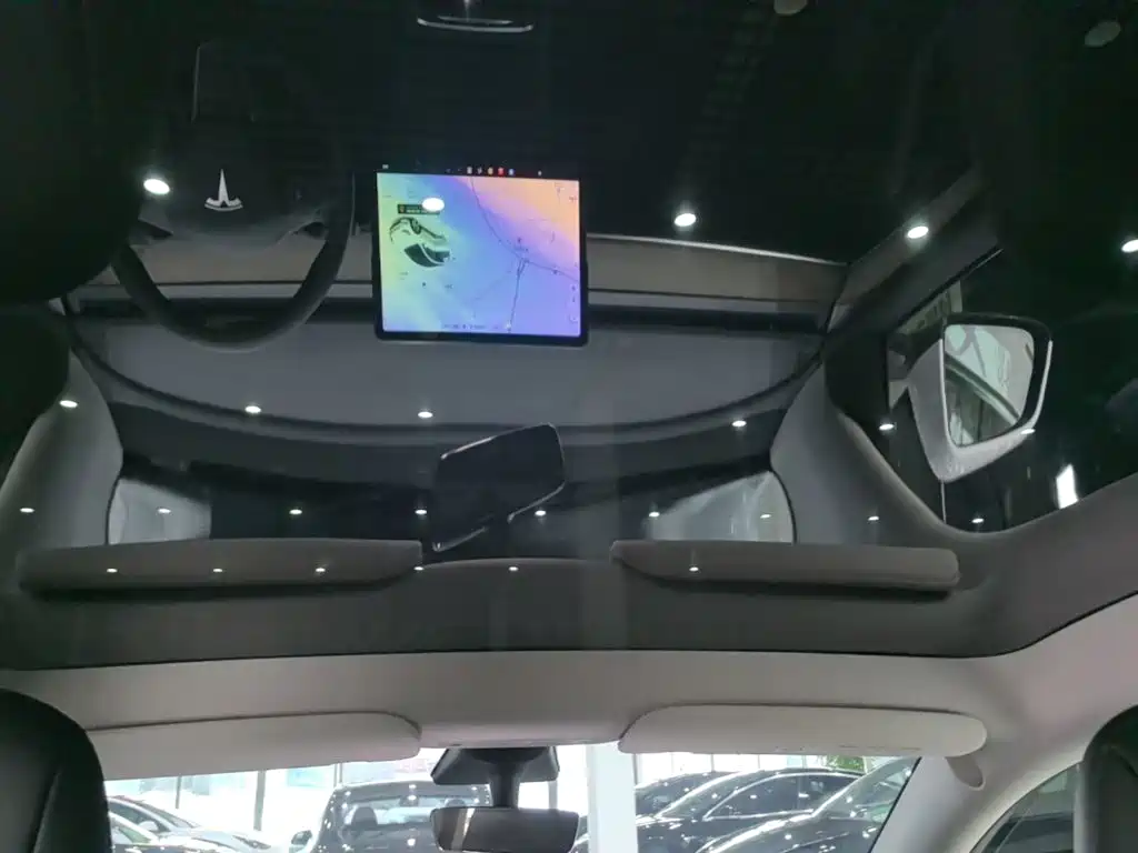 Tesla Model Y — миниатюра 18