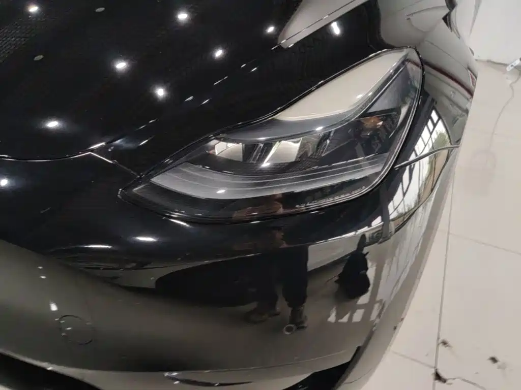 Tesla Model Y — миниатюра 24