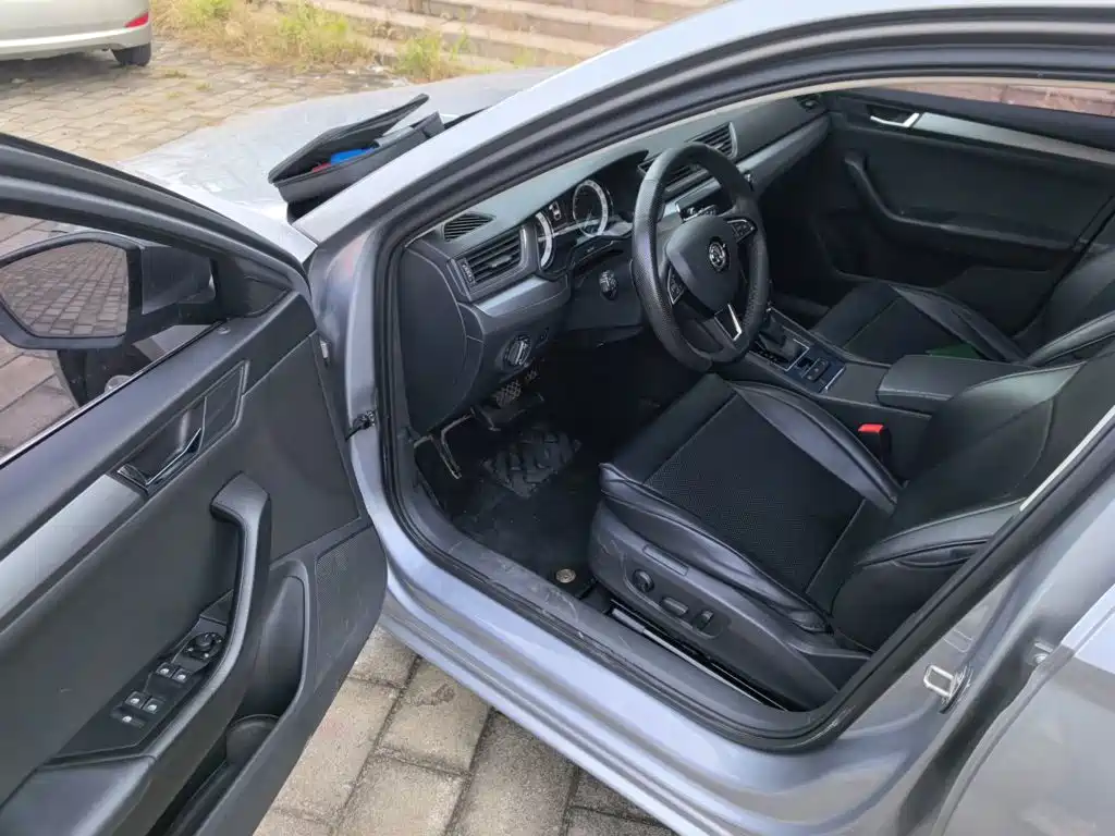 Skoda Superb — миниатюра 12