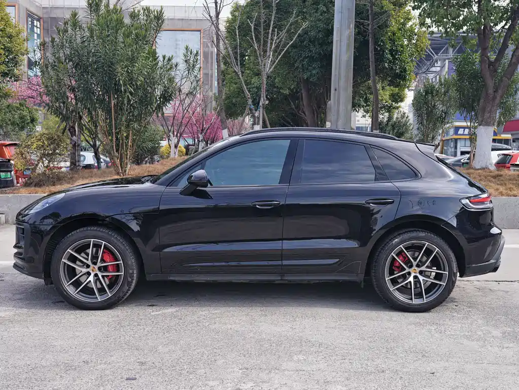 PORSCHE MACAN