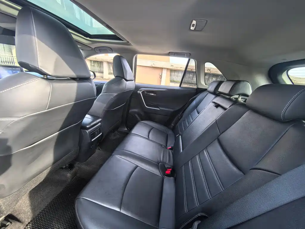 Toyota RAV4 — миниатюра 7