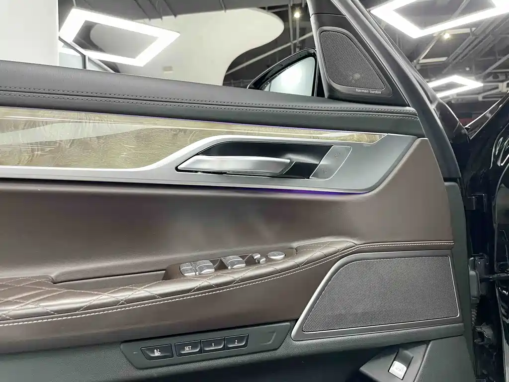 BMW 7 Series — миниатюра 13