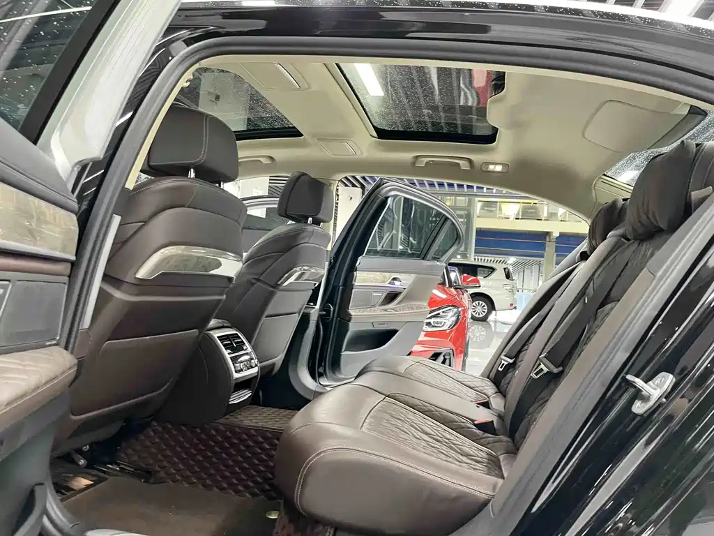 BMW 7 Series — миниатюра 5
