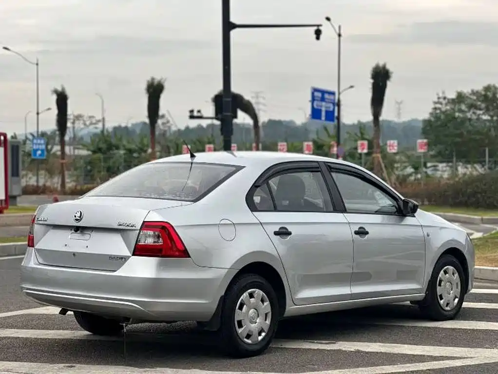 Skoda Rapid — миниатюра 7