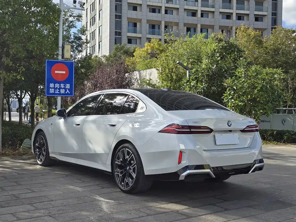BMW 5 Series — миниатюра 6