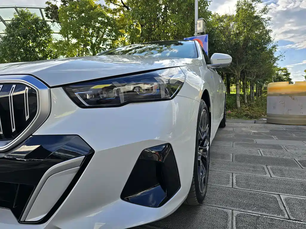BMW 5 Series — миниатюра 4