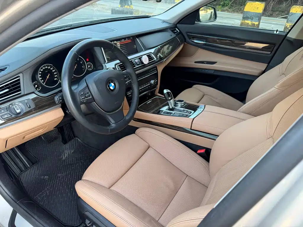 BMW 7 Series — миниатюра 4