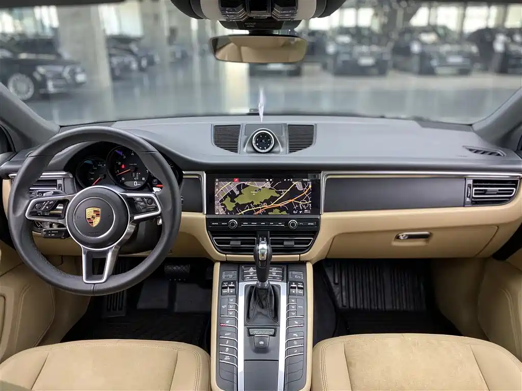 PORSCHE MACAN