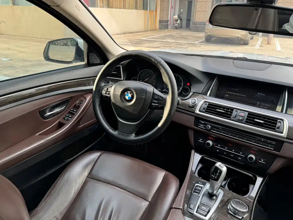 BMW 5 Series — миниатюра 12