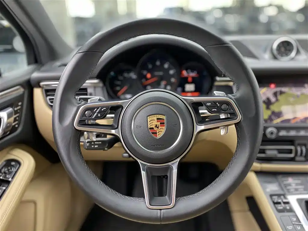 PORSCHE MACAN