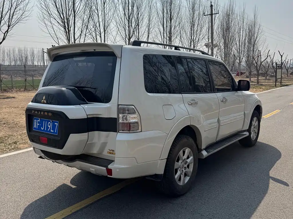 MITSUBISHI PAJERO